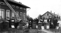 Mehiläishoitokurssit Saarijärven kirkonkylän kansakoululla 16.–30.6.1915.
Kuva: Saarijärven museon kuva-arkisto.