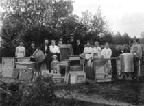 Kuva vuoden 1916 mehiläishoitokurssin osanottajista.
Kuva: Saarijärven museon kuva-arkisto