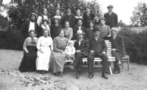 Mehiläishoitokurssit Saarijärven kirkonkylän kansakoululla 16.–30.6.1915. Ylärivi vasemmalta Sylvi Kähärä, Anna Hänninen, Onni Poikola, Sisko Paanu, Aarno Nordenstreng, Saima Turkanheimo ja Juho Kolehmainen. Keskirivi vasemmalta Elof Kristianson, Siiri Wäätäinen, Kauno Turkanheimo, Helmi Kotilainen, Kalle Weijonen, Aatos Nordenstreng ja Weikko Hytönen. Alarivi vasemmalta Emma Urbin, Eeva Heinonen, Gunnil, Maija ja Onni Joutsen, Heikki Järvinen ja Arvid Nordenstreng.
Kuva: Saarijärven museon kuva-arkisto.